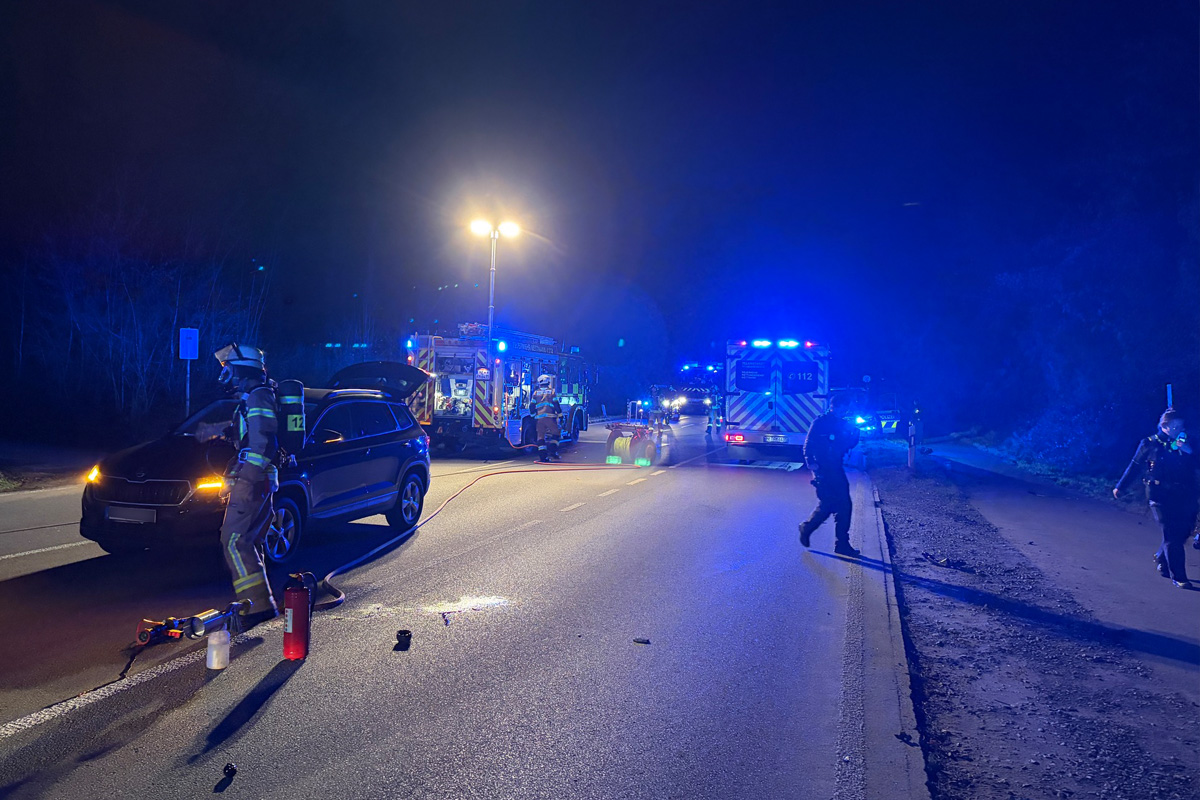 Mettmann NW – Autofahrer prallt gegen Brücke und stirbt