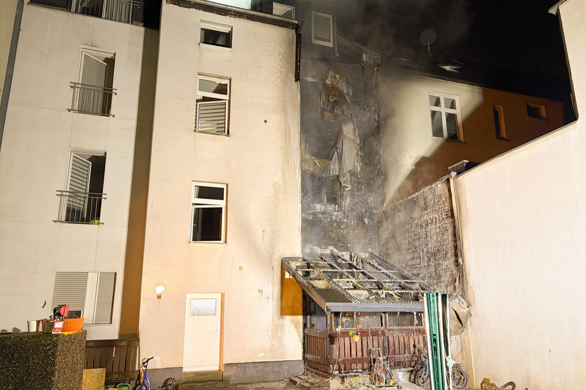 Essen NW – Fassadenbrand breitet sich auf Dachgeschoss aus