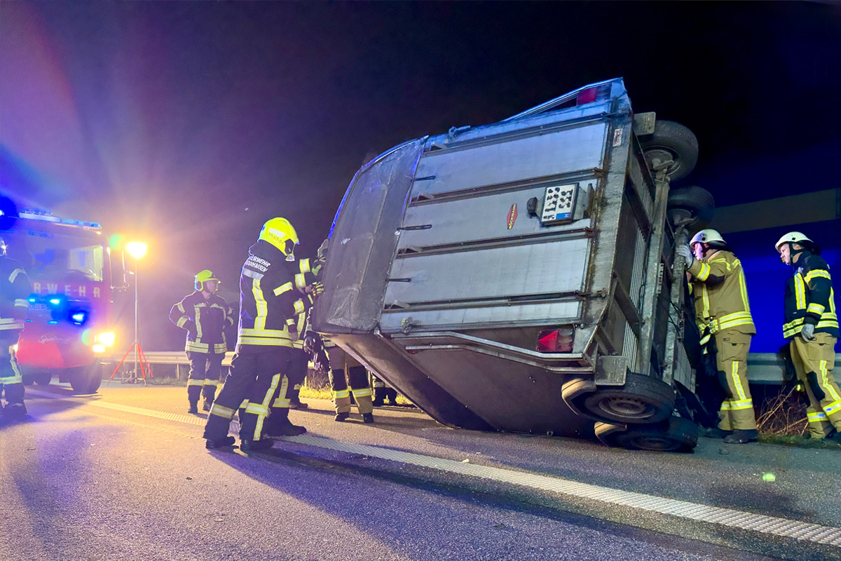 A28 Oldenburg NI – Pferdetransporter kippt auf Autobahn um