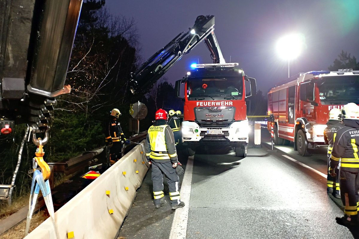 A2 Pinkafeld B – Bagger stürzt Böschung hinunter