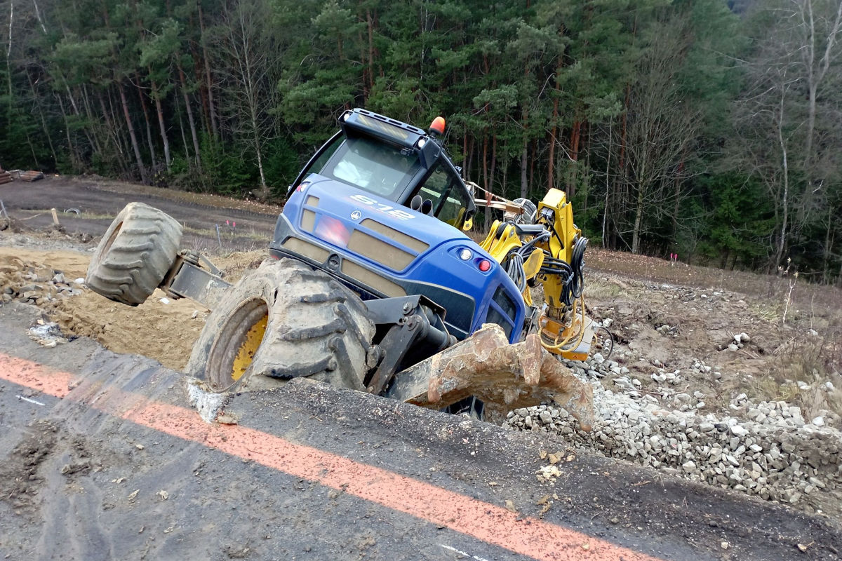 A2 Pinkafeld B – Bagger stürzt Böschung hinunter