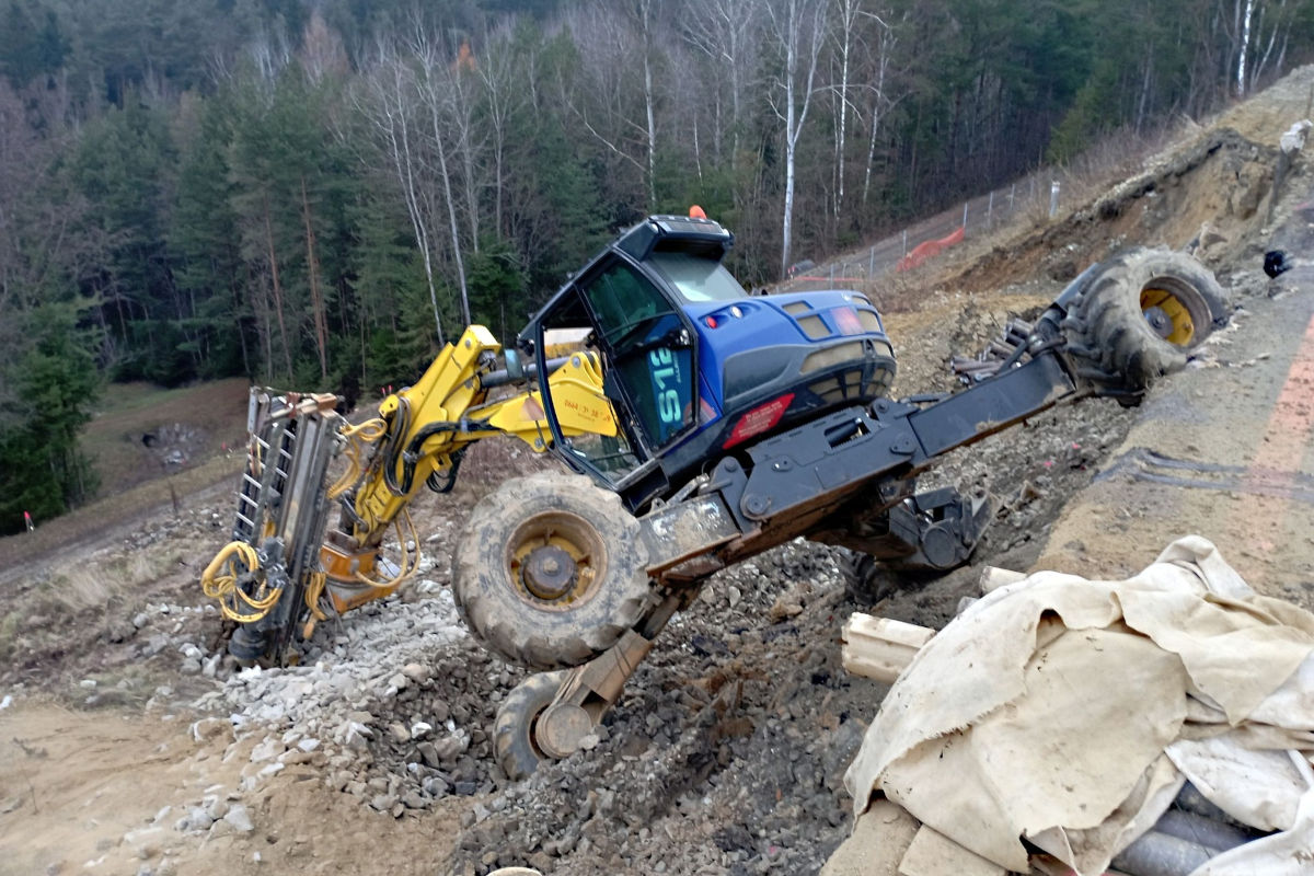 A2 Pinkafeld B – Bagger stürzt Böschung hinunter