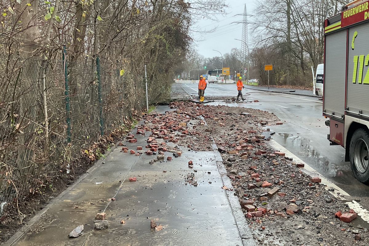 Dortmund NW – Autofahrer bleibt in überfluteter Straße stecken