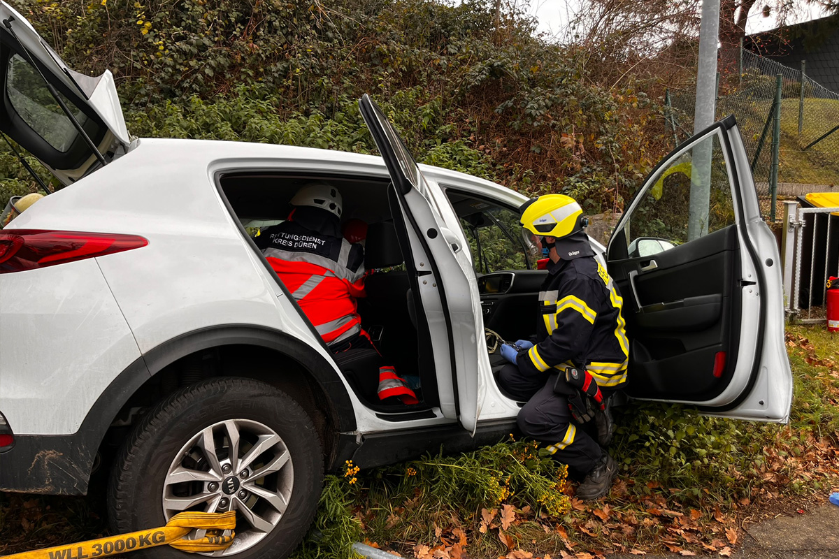 Heimbach NW – Feuerwehr rettet zwei Verletzte aus Auto nach Unfall