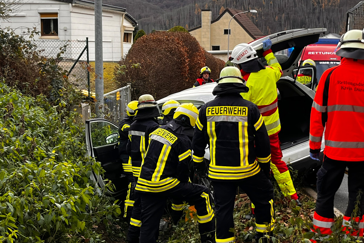 Heimbach NW – Feuerwehr rettet zwei Verletzte aus Auto nach Unfall