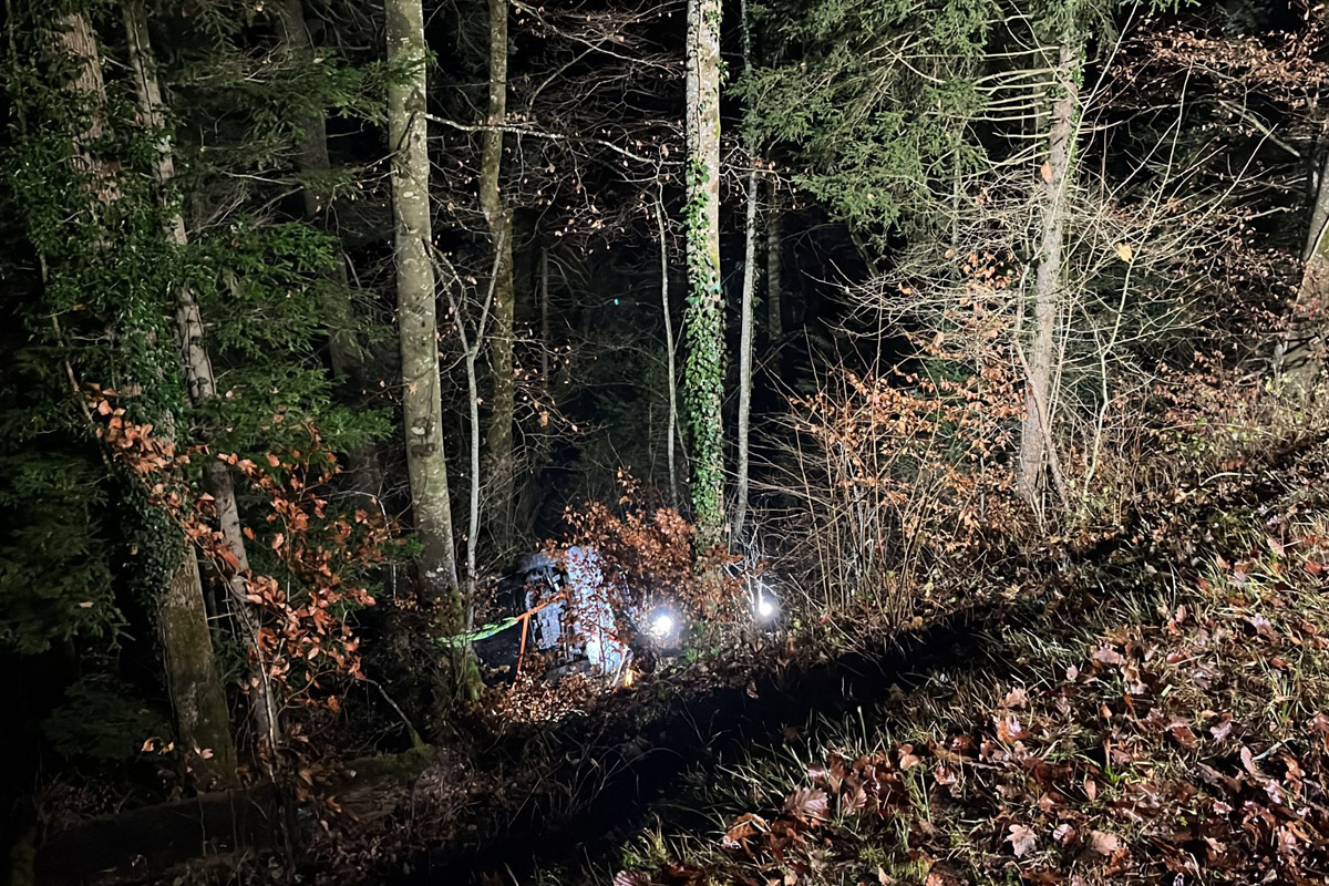 Rümlingen BL – Auto rutscht Böschung nach Unfall hinunter