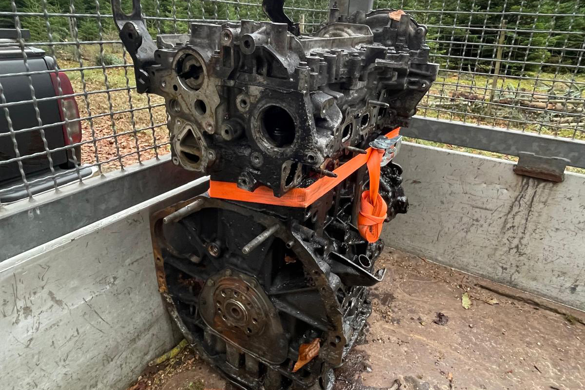 Rodgau Seligenstadt HE – Motorblock illegal in Wassergraben entsorgt