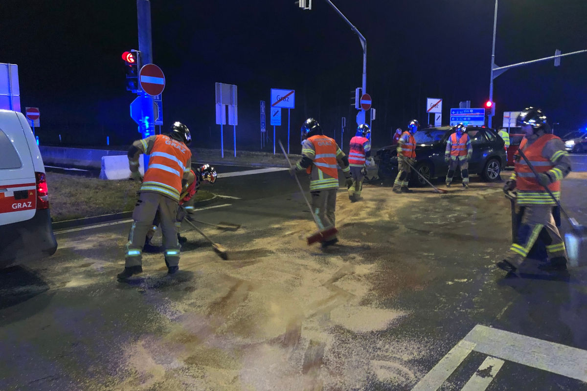 Schwerer Unfall in Graz ST – Baby und drei Erwachsene verletzt