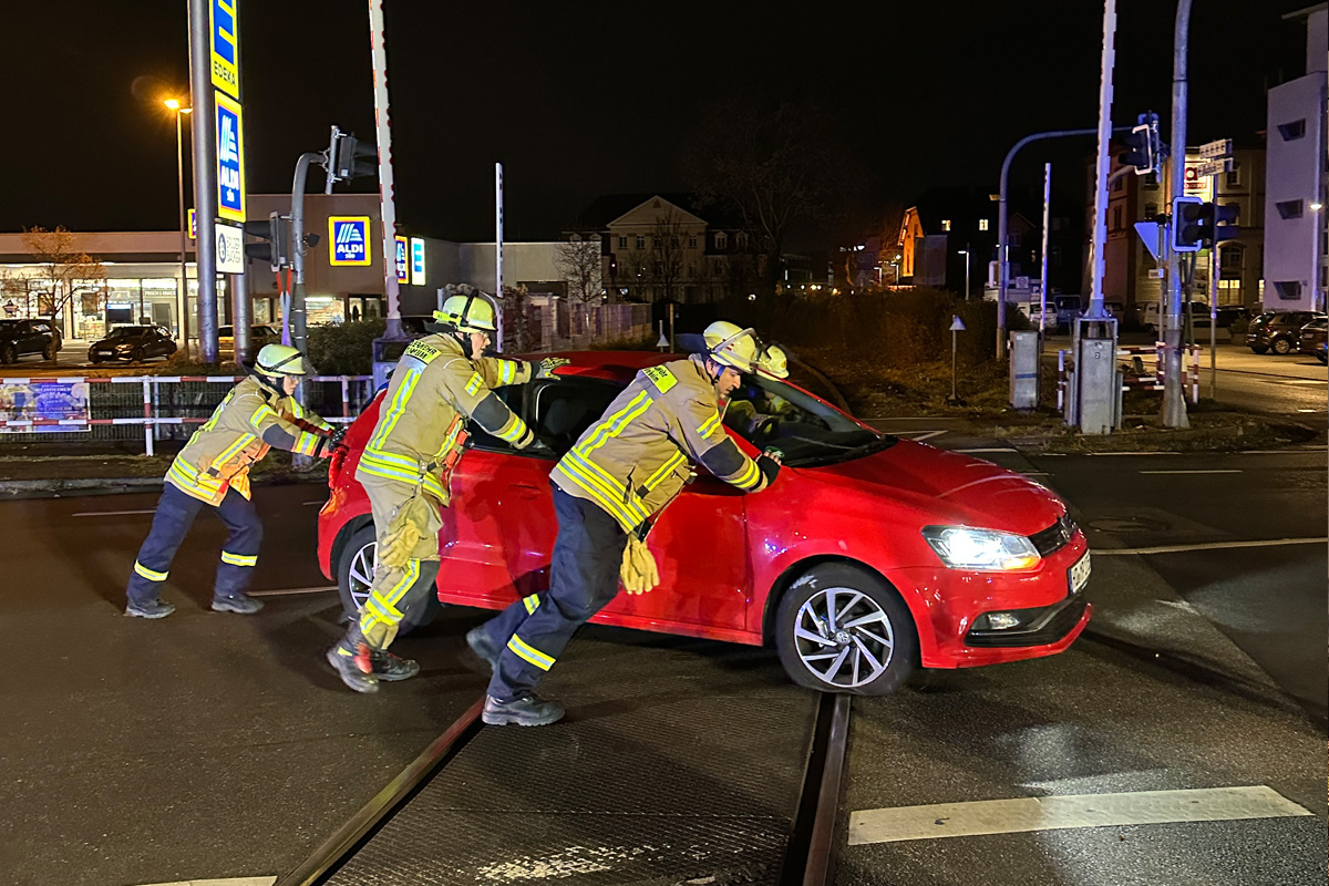 Weinheim BW – Auto steckt nach Verwechslung auf Bahngleis fest