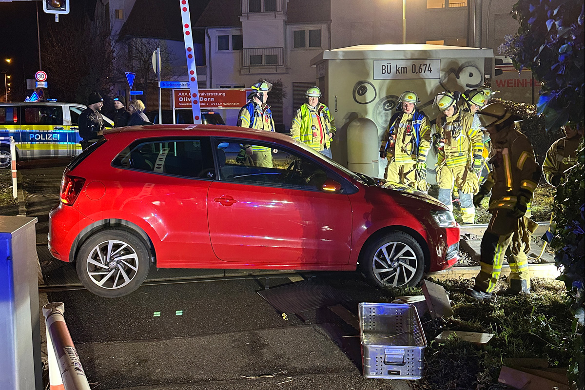 Weinheim BW – Auto steckt nach Verwechslung auf Bahngleis fest