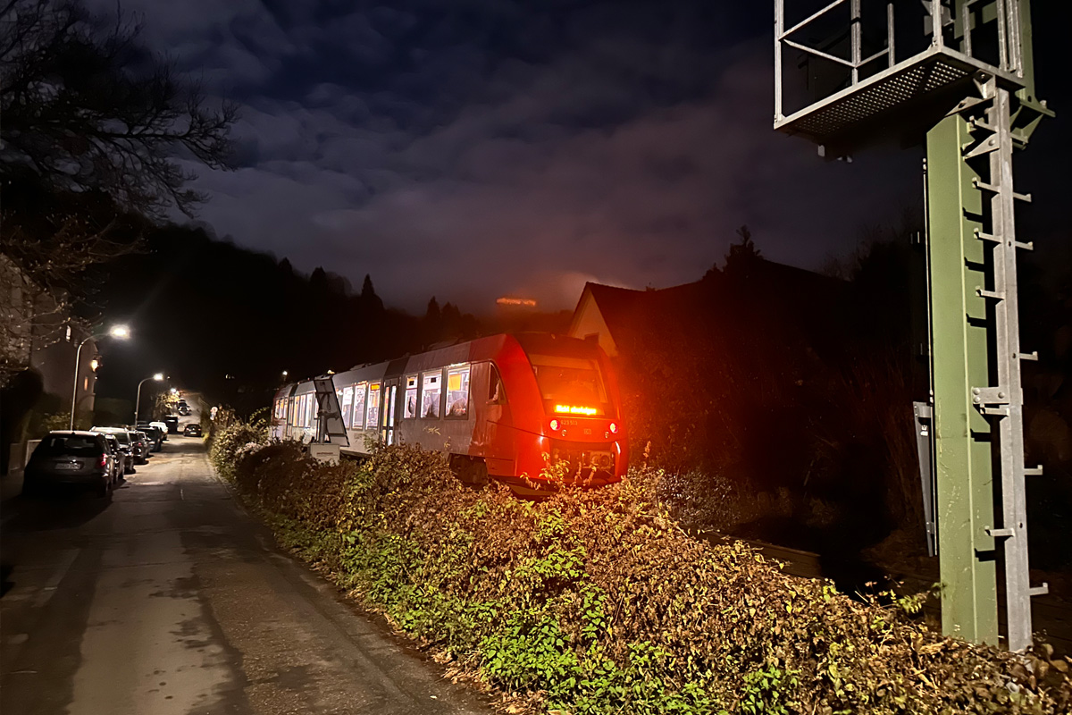 Weinheim BW – Auto steckt nach Verwechslung auf Bahngleis fest