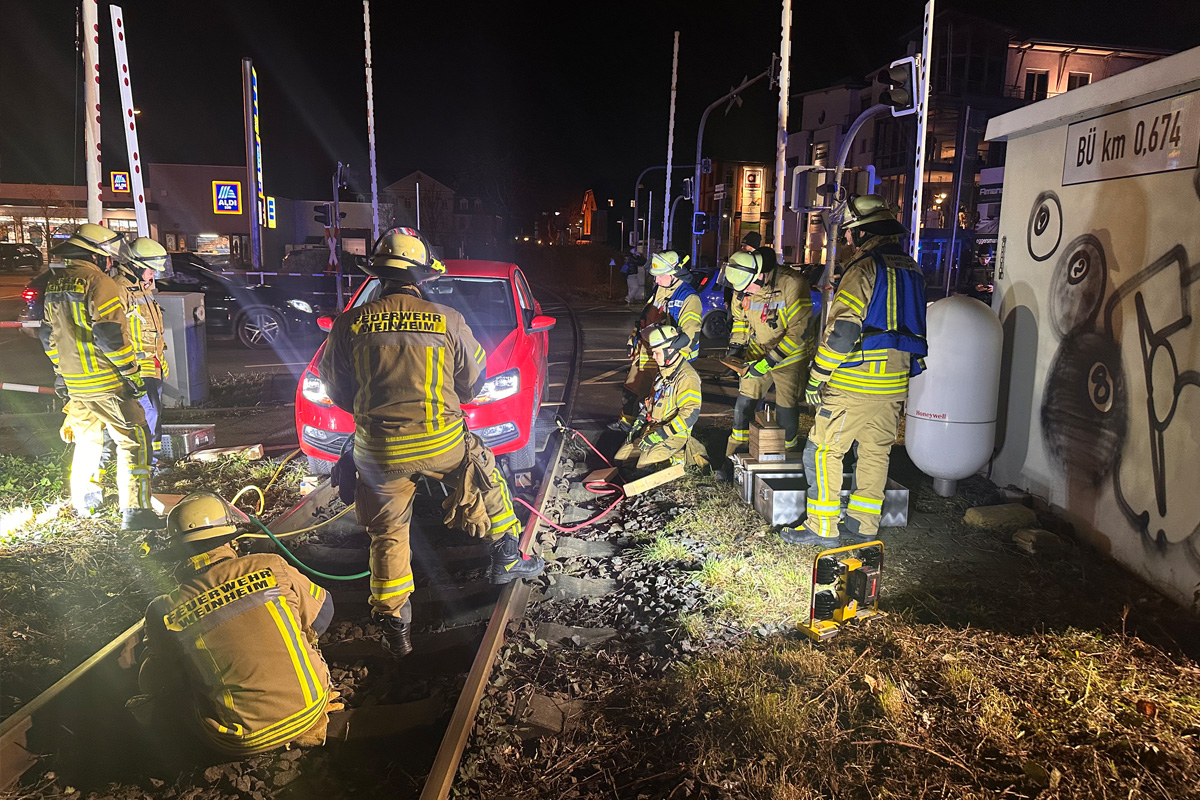 Weinheim BW – Auto steckt nach Verwechslung auf Bahngleis fest