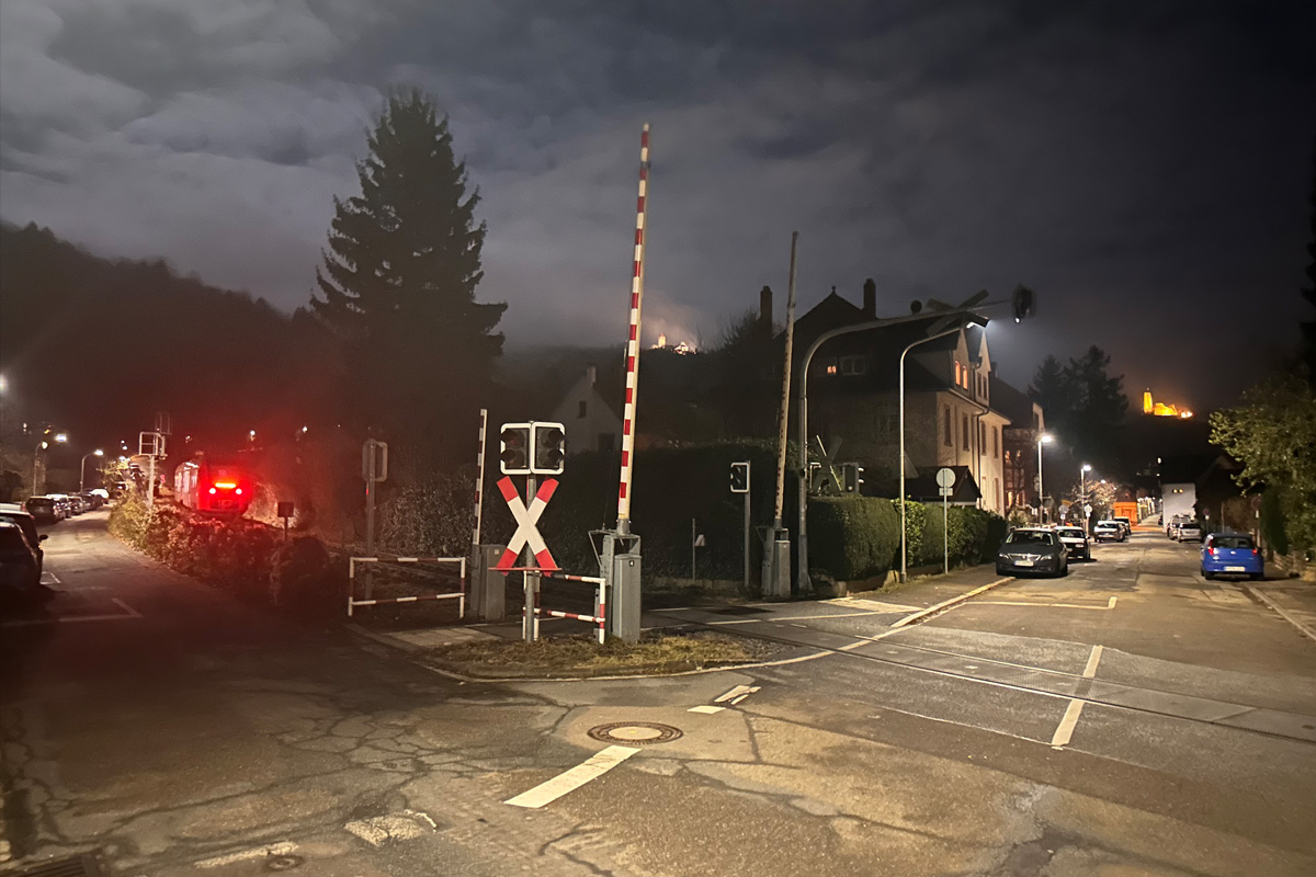 Weinheim BW – Auto steckt nach Verwechslung auf Bahngleis fest