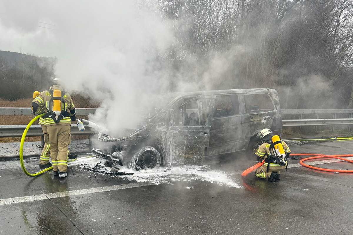 A6 Bruchmühlbach-Miesau RP – Pkw brennt auf Autobahn aus