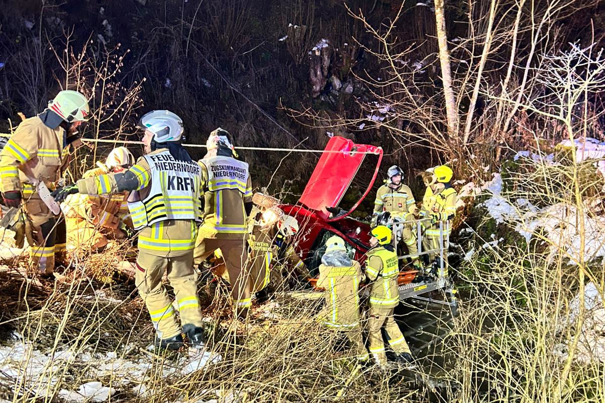 Rettenschöss T – Auto landet bei Unfall im Bachbett