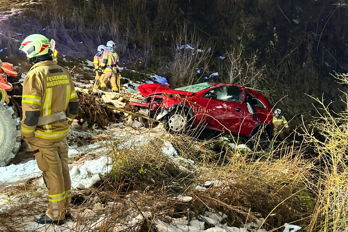 Rettenschöss T – Auto landet bei Unfall im Bachbett