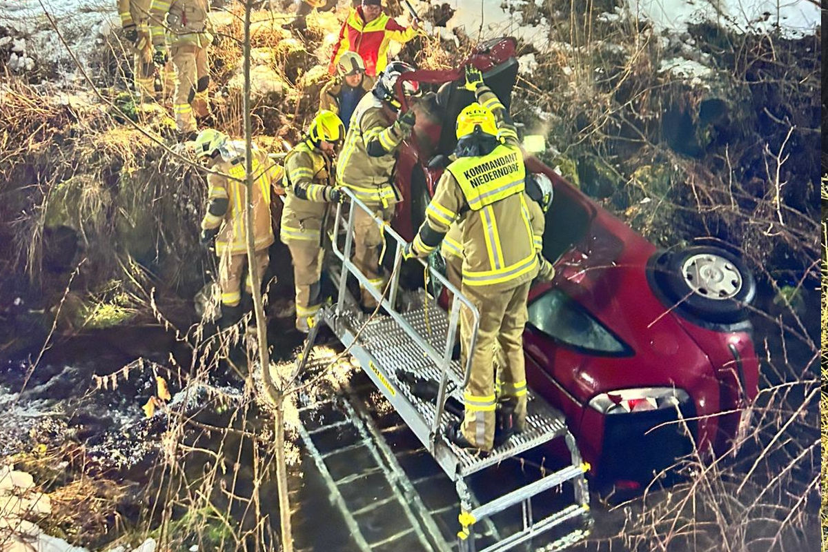 Rettenschöss T – Auto landet bei Unfall im Bachbett