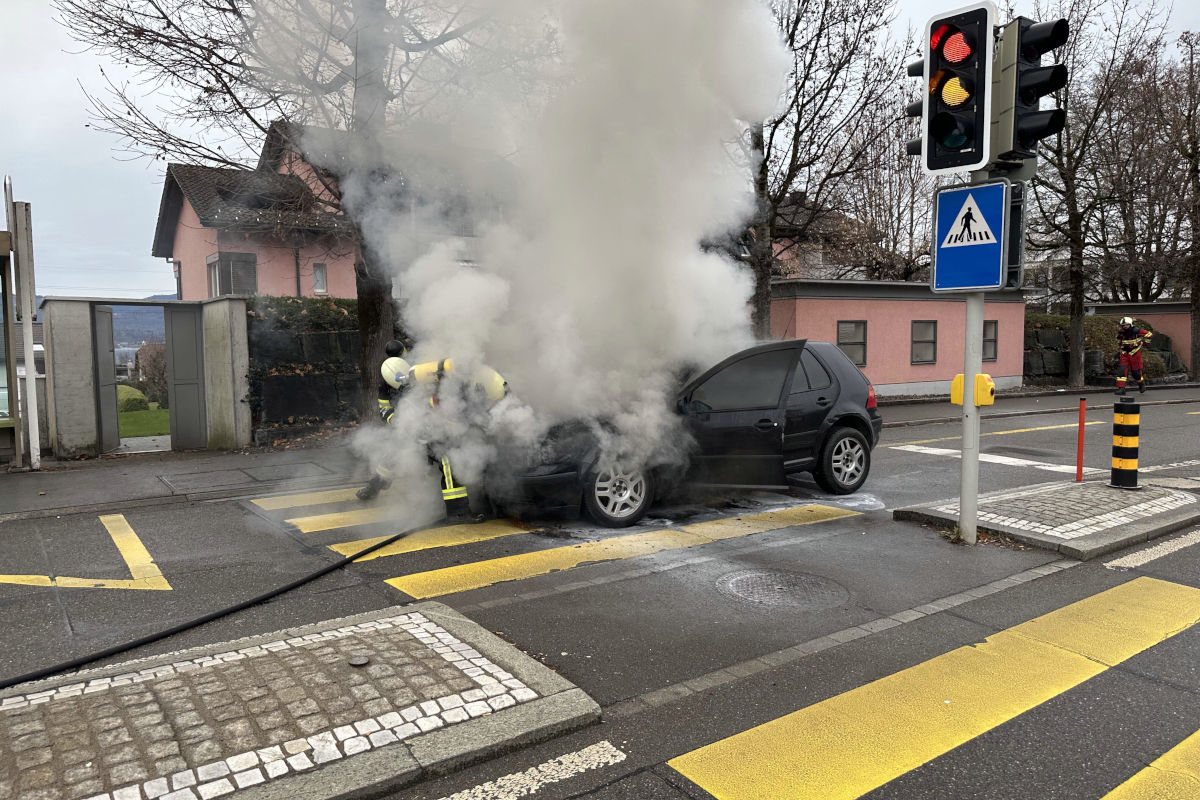 Altendorf SZ – Fahrzeug in Brand nach Strolchenfahrt