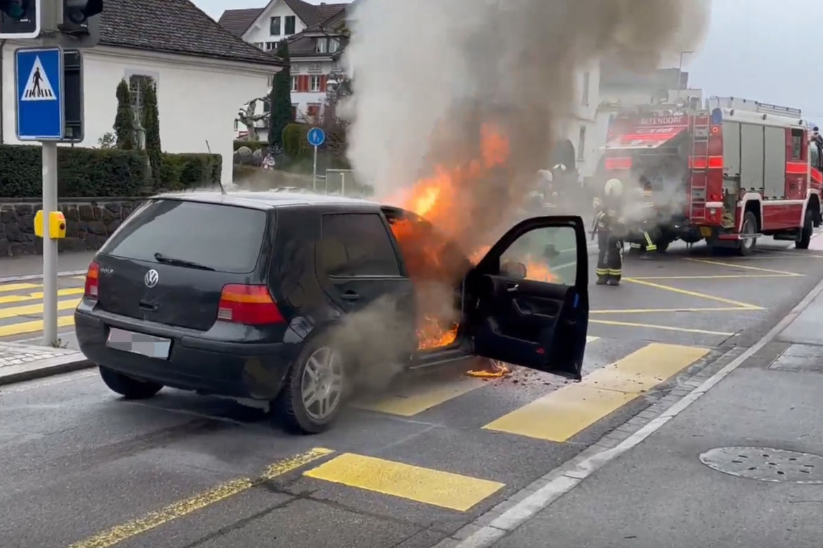Altendorf SZ – Fahrzeug in Brand nach Strolchenfahrt