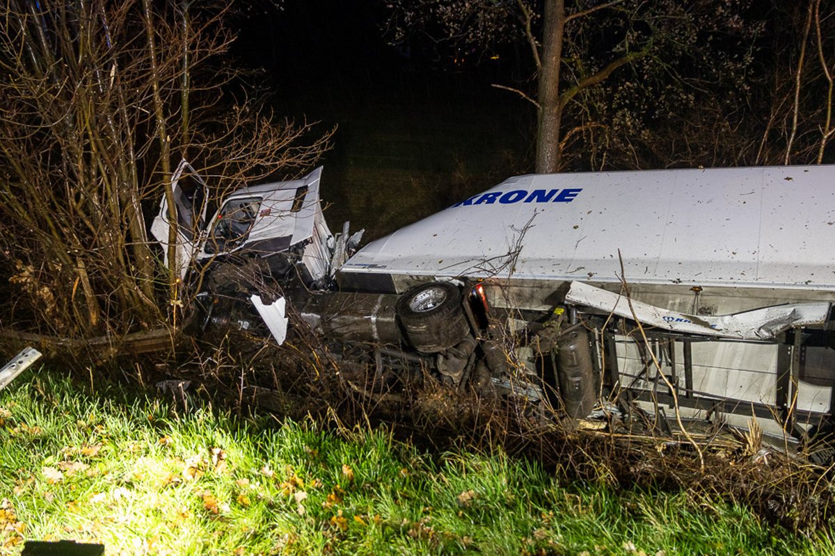 Porta Westfalica NW – Lkw durchbricht Leitplanke und stürzt Böschung hinab