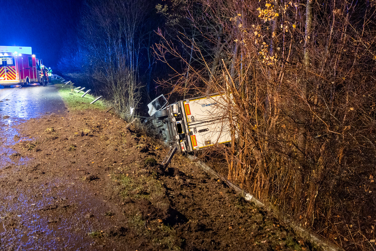 Porta Westfalica NW – Lkw durchbricht Leitplanke und stürzt Böschung hinab