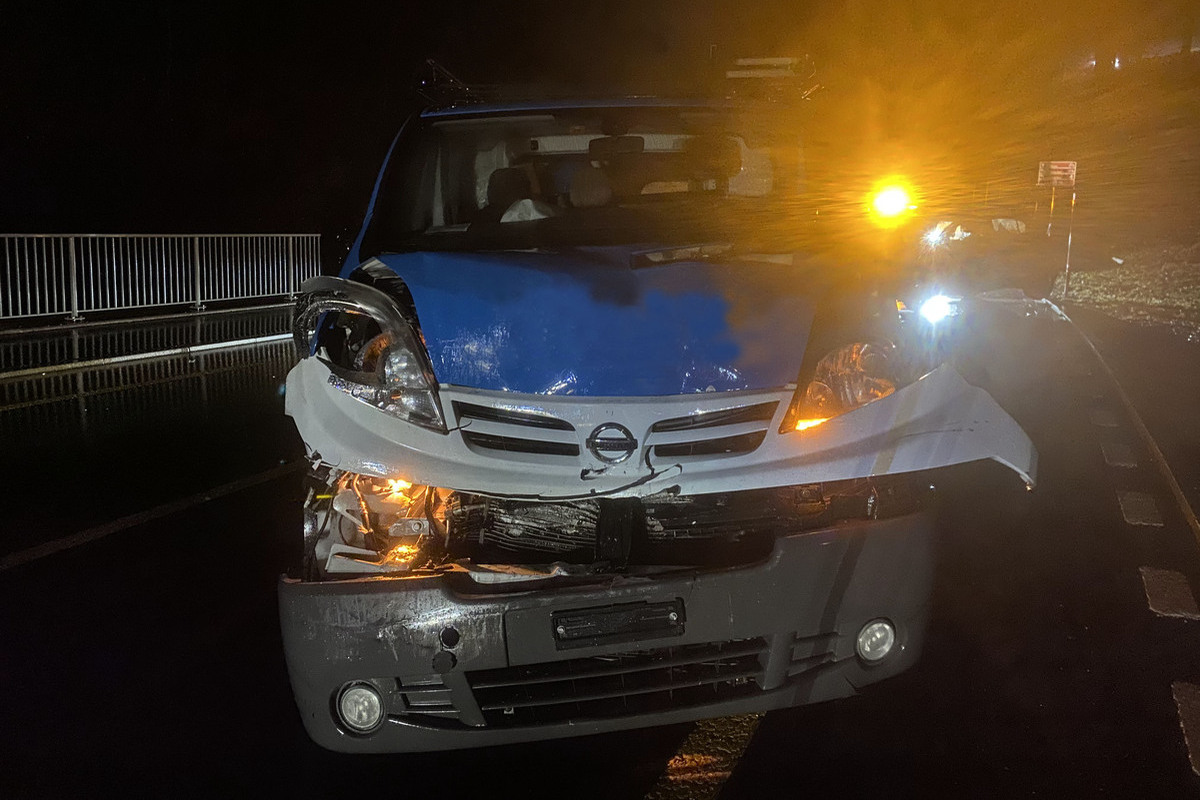 Frontschaden am Lieferwagen nach der Kollision