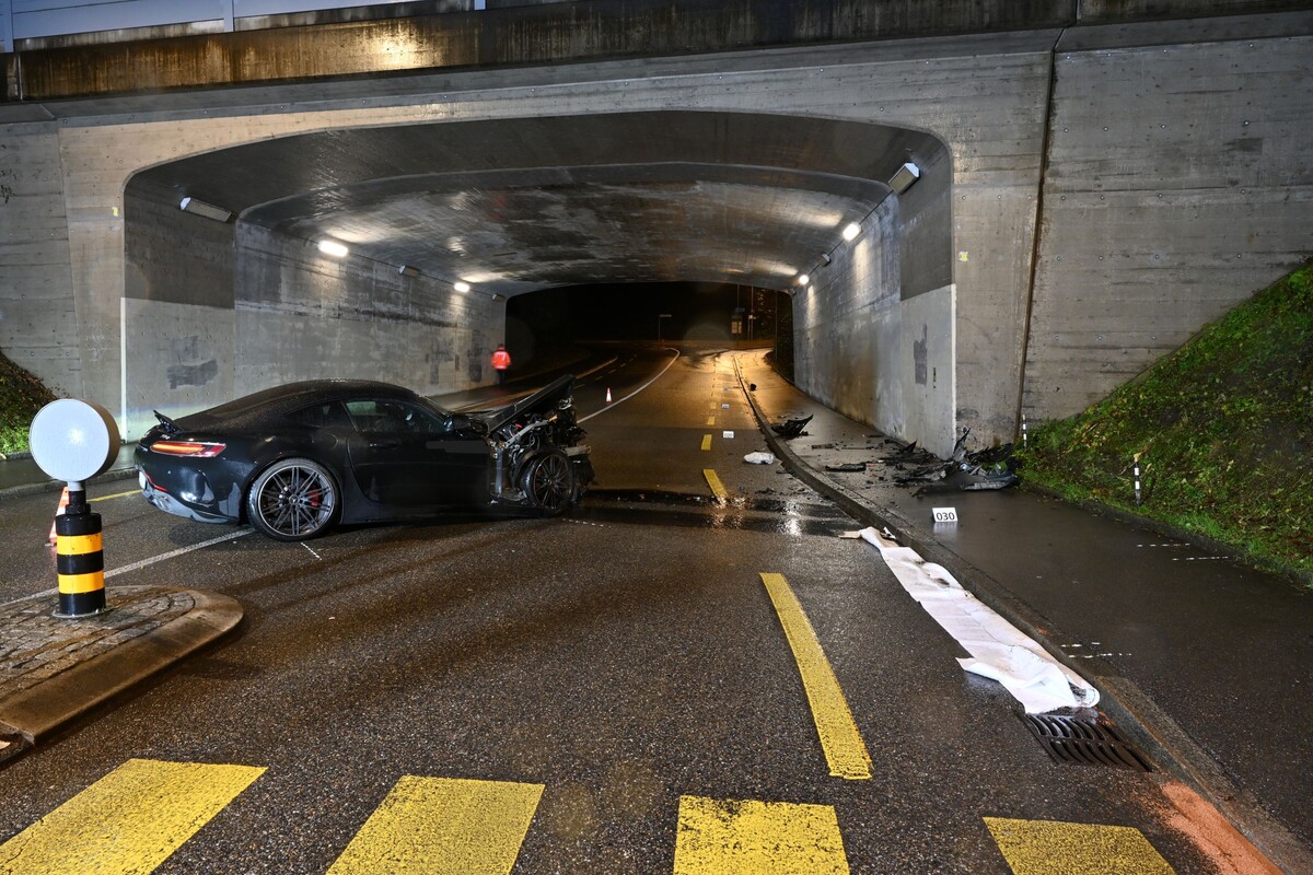 Unfall in Winterthur ZH – 550-PS-Sportwagen crasht in Unterführung