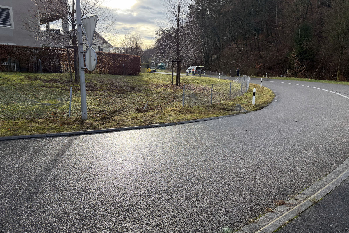 Hornussen AG – Lenker landet nach Unfall im Bach