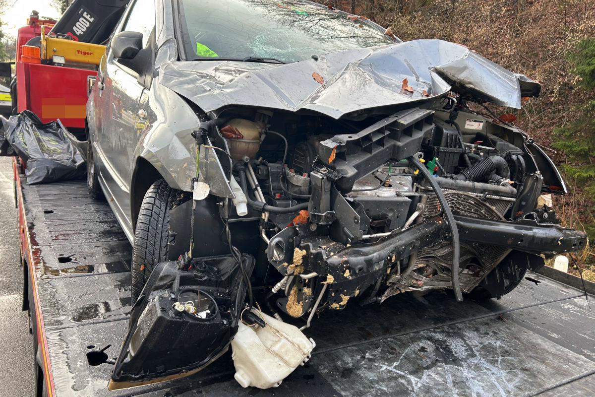 Hornussen AG – Lenker landet nach Unfall im Bach