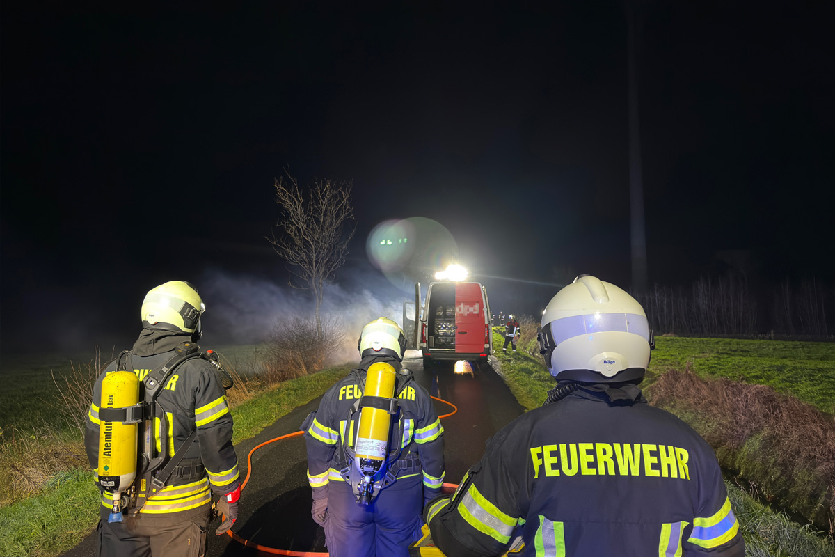 Aurich NI – Transporter bei nächtlichem Brand vollständig zerstört