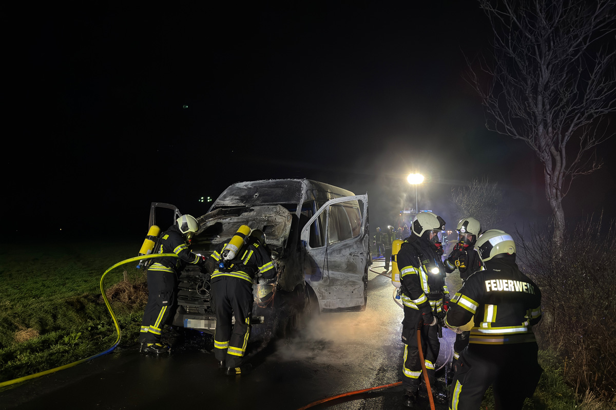 Aurich NI – Transporter bei nächtlichem Brand vollständig zerstört