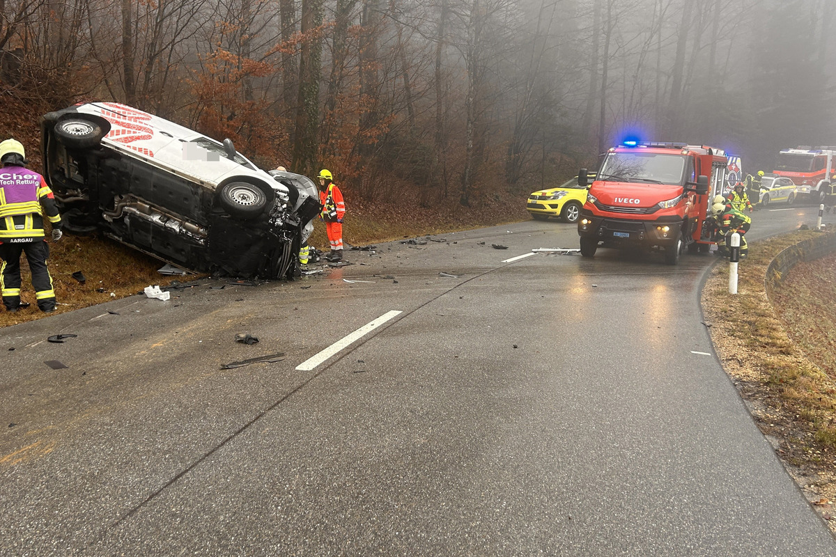 Erlinsbach AG – Lieferwagen stürzt bei Unfall Böschung hinunter