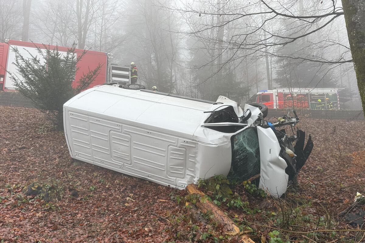 Erlinsbach AG – Lieferwagen stürzt bei Unfall Böschung hinunter