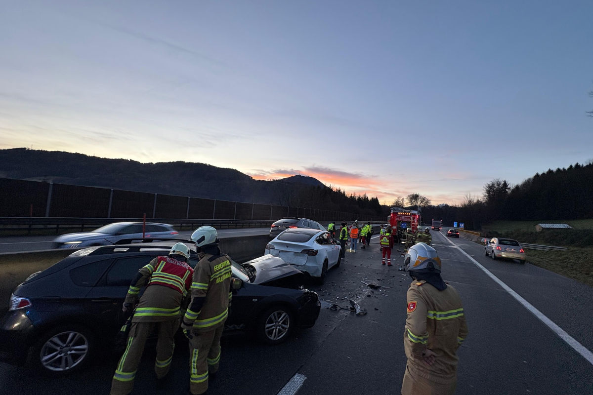 Hallwang – Unfall mit fünf Fahrzeugen auf der A1