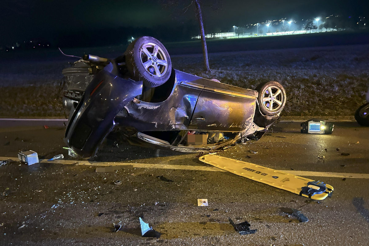 Aarau AG – Auto überschlägt sich bei Unfall