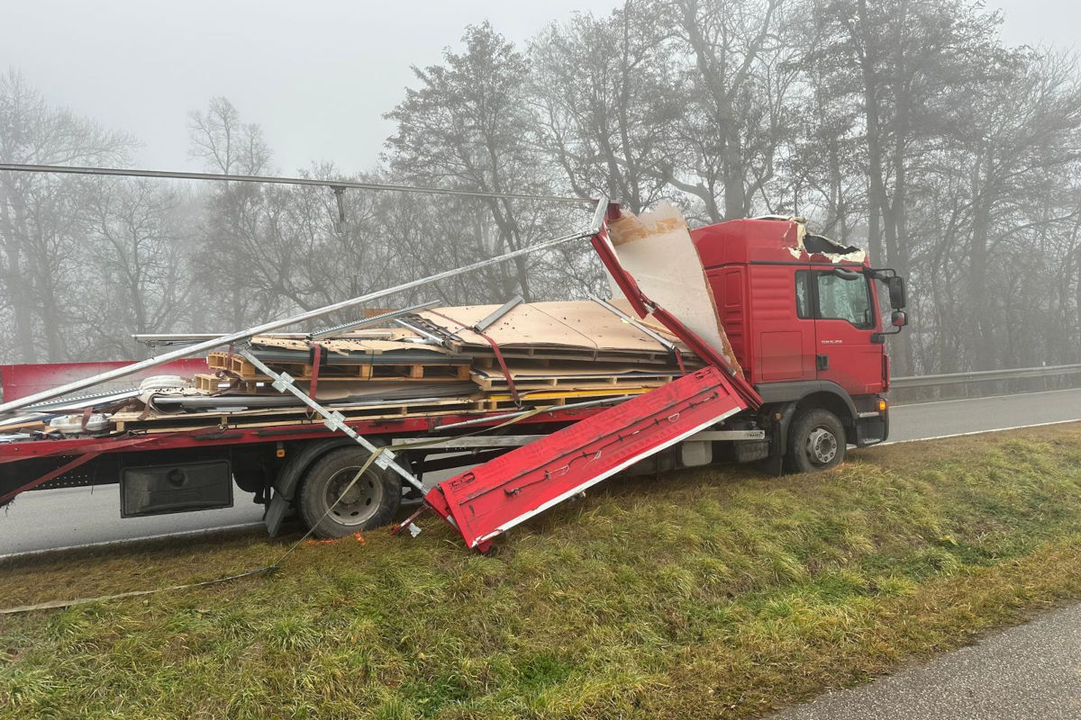 Rafing – Zwei Verletzte bei Unfall zwischen Traktor und Lkw