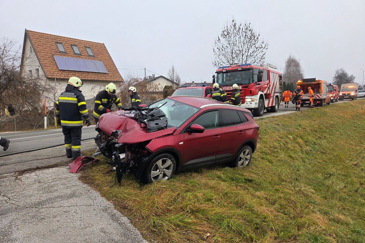 Unfall bei Kirschentheuer – Lenker wollte Handy aufheben