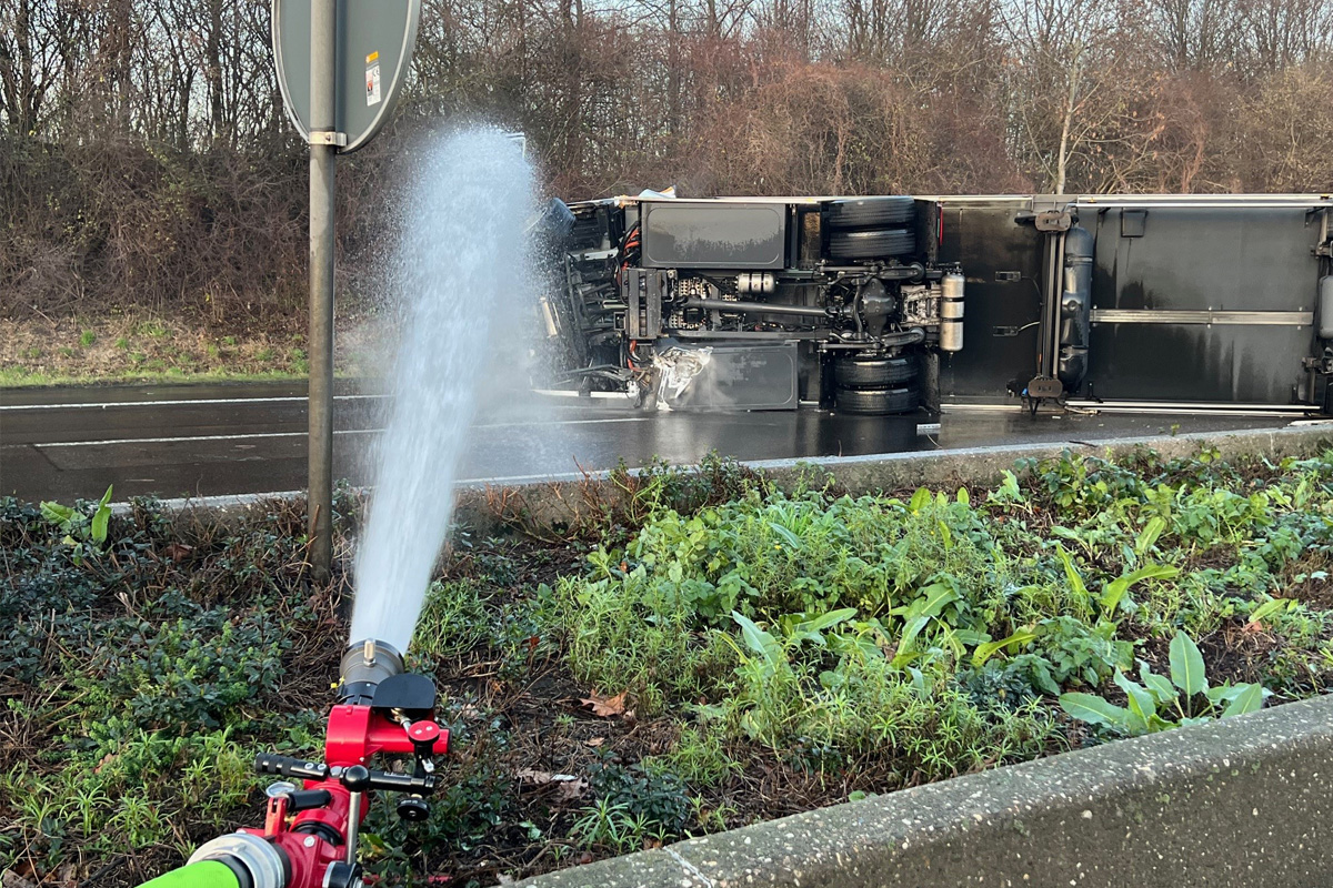 A46 Haan – Transport mit Gefahrgut umgestürzt und in Brand geraten