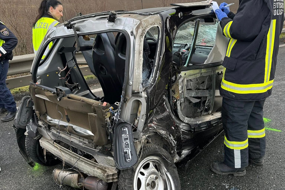 Tödlicher Unfall bei Hausleiten – Lenker prallt gegen Leitschiene