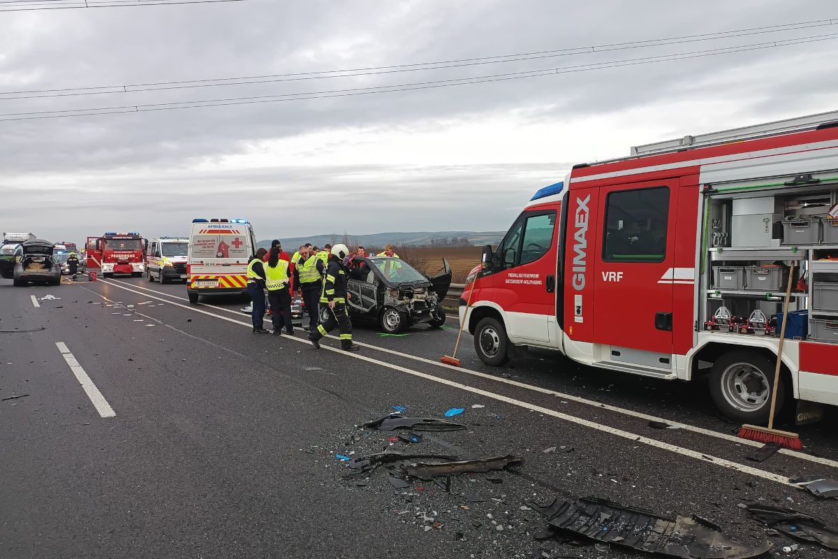 Tödlicher Unfall bei Hausleiten – Lenker prallt gegen Leitschiene