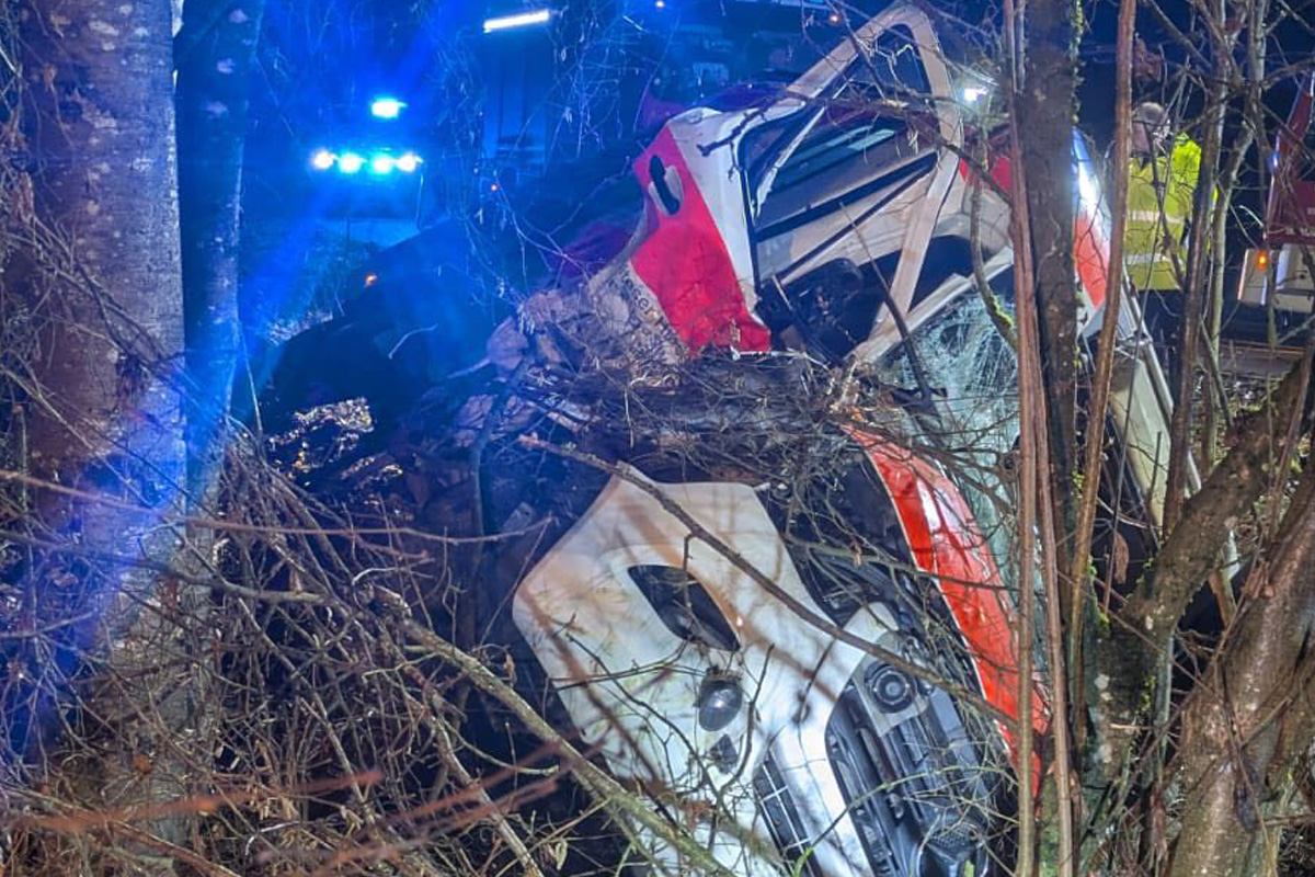 Pluwig – Zwei Verletzte bei Unfall von Rettungswagen in Kurve