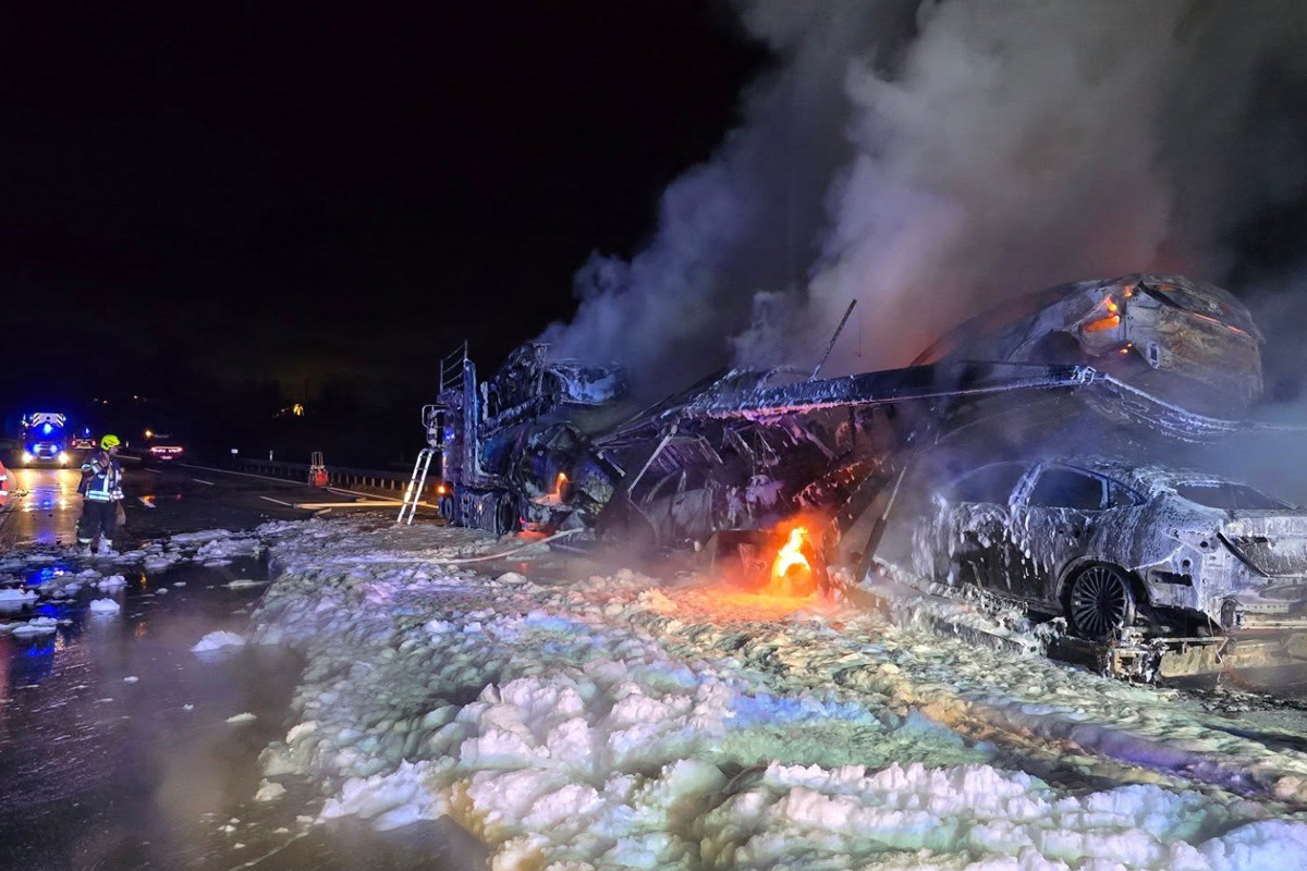 A8 Irschenberg – Autotransporter brennt komplett aus