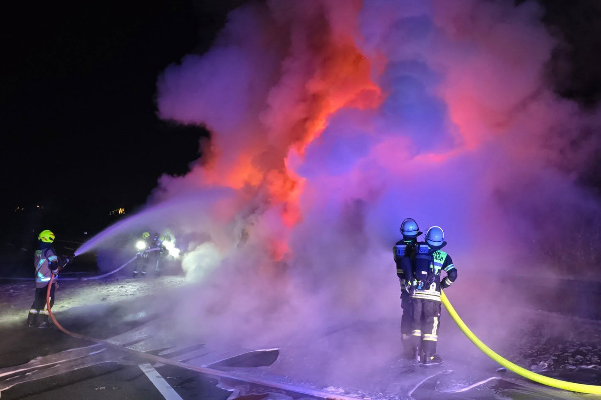 A8 Irschenberg – Autotransporter brennt komplett aus