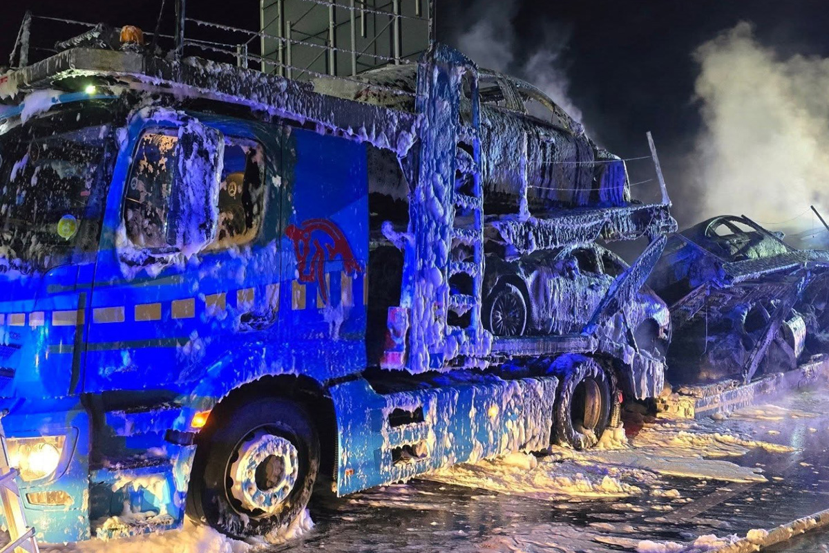 A8 Irschenberg – Autotransporter brennt komplett aus