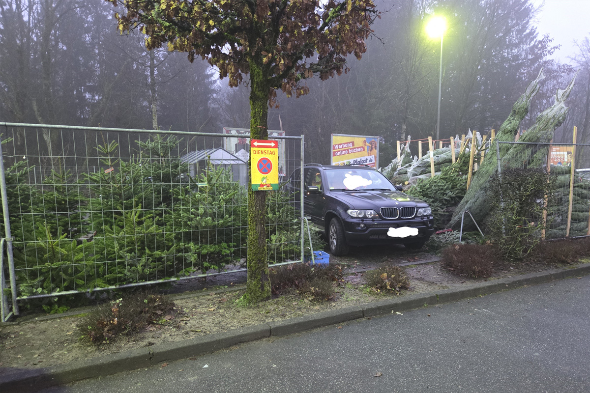 Clausthal-Zellerfeld – Pkw kollidiert mit Weihnachtsbäumen