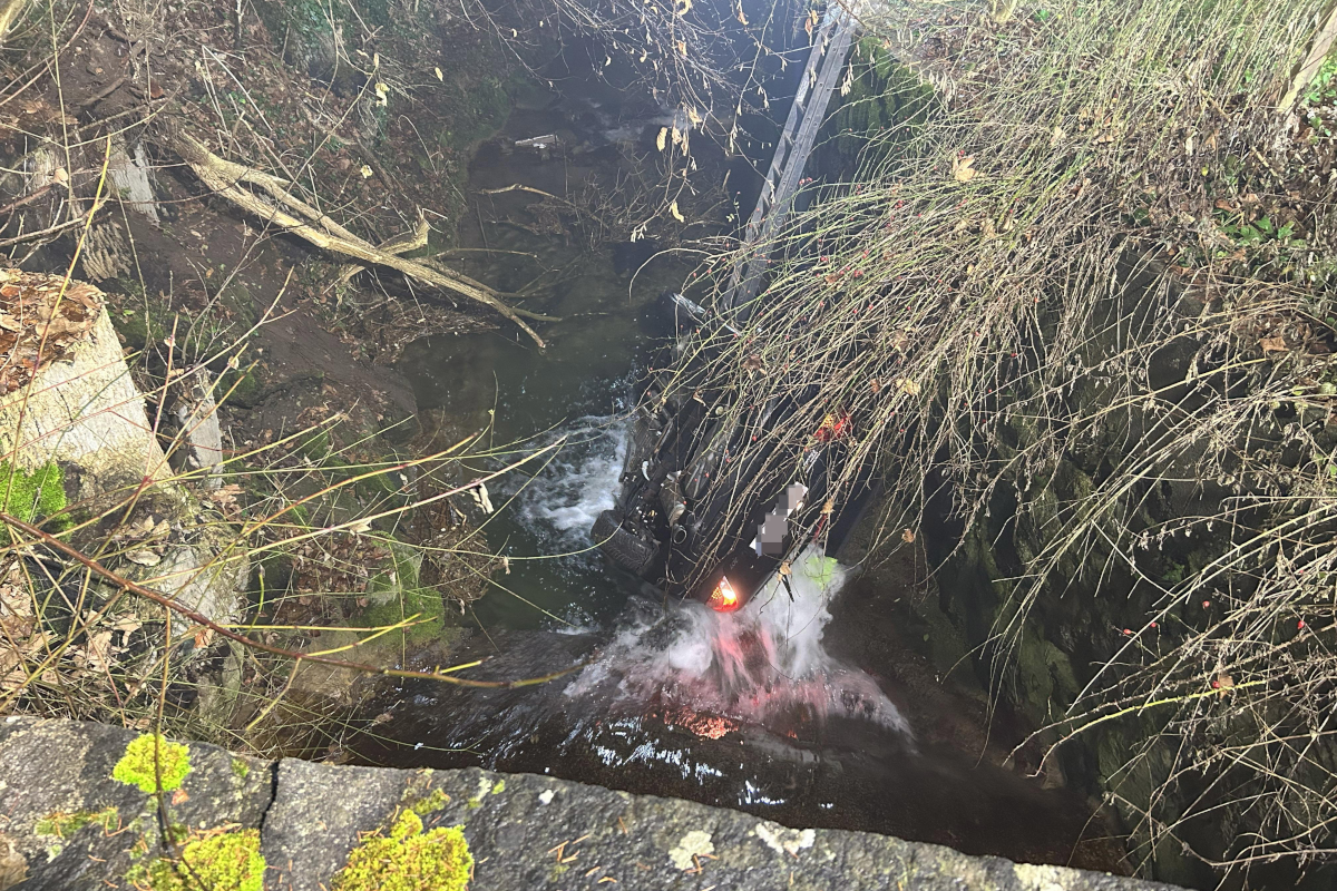Fahrwangen AG – Mit Auto in Bach gelandet