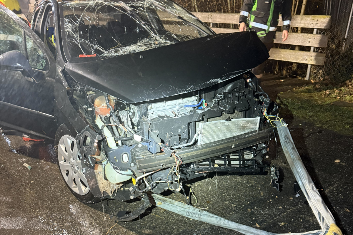 Fahrwangen AG – Mit Auto in Bach gelandet