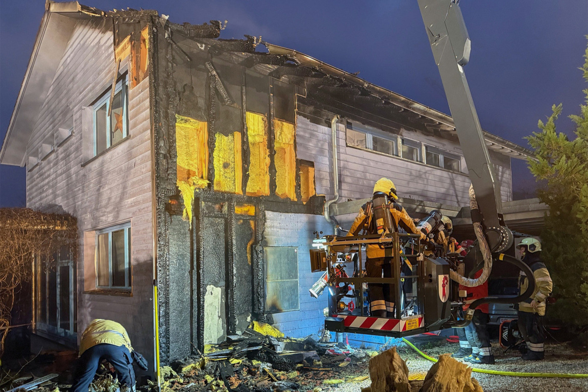Liesberg BL – Feuer an Holzfassade eines Einfamilienhauses
