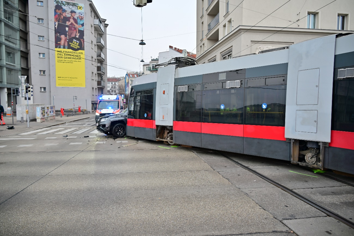 Unfall in Wien – Straßenbahn kollidiert mit zwei Autos