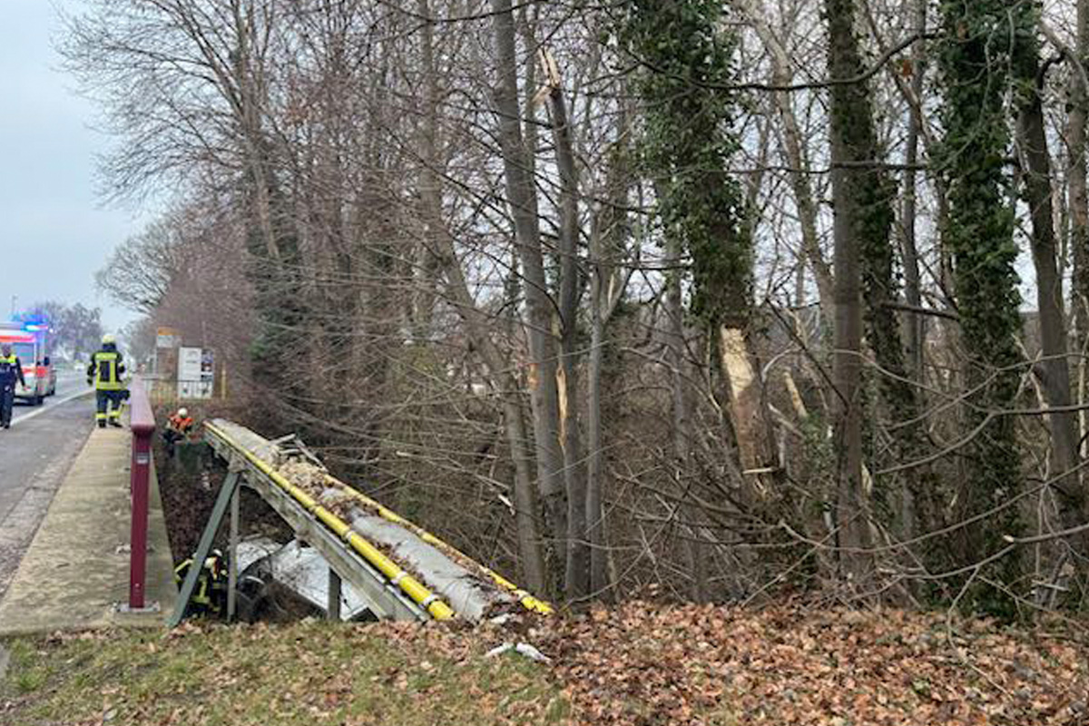 Zeven – Pkw stürzt mehrere Meter in Graben hinab